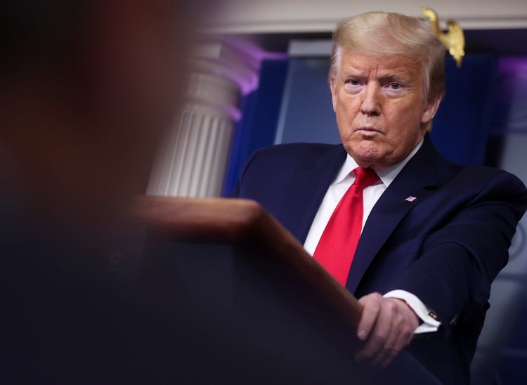 Donald Trump escucha una pregunta durante la sesión informativa diaria del grupo de trabajo sobre el coronavirus en la Casa Blanca en Washington, EE.UU., el 9 de abril de 2020. (REUTERS/Jonathan Ernst)