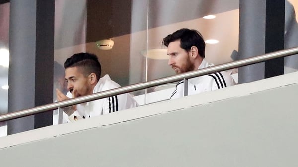 LIonel Messi vio el encuentro ante España junto a Manuel Lanzini (Reuters)