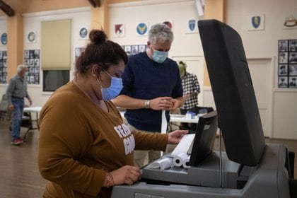 Funcionarios electorales imprimen los resultados de un condado de Texas al final de la votación. Foto: REUTERS/Adrees Latif