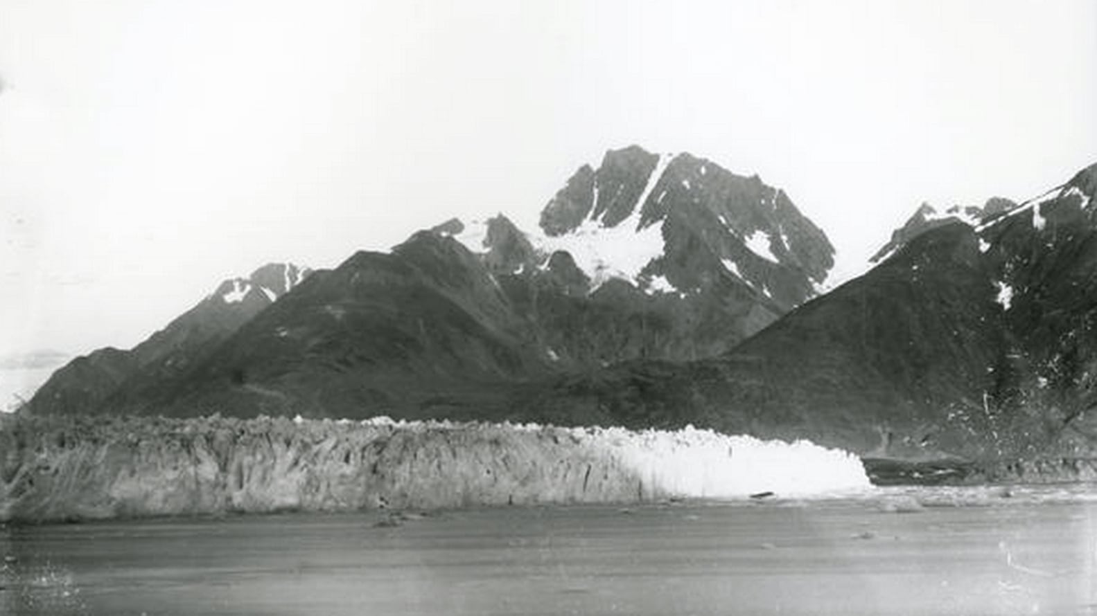 <div><p>Esta foto fue tomada al Glaciar Muir en septiembre de 1892 en el Parque Nacional y Reserva Bahía Glaciar, en Alaska</p></div> usgs.gov 163