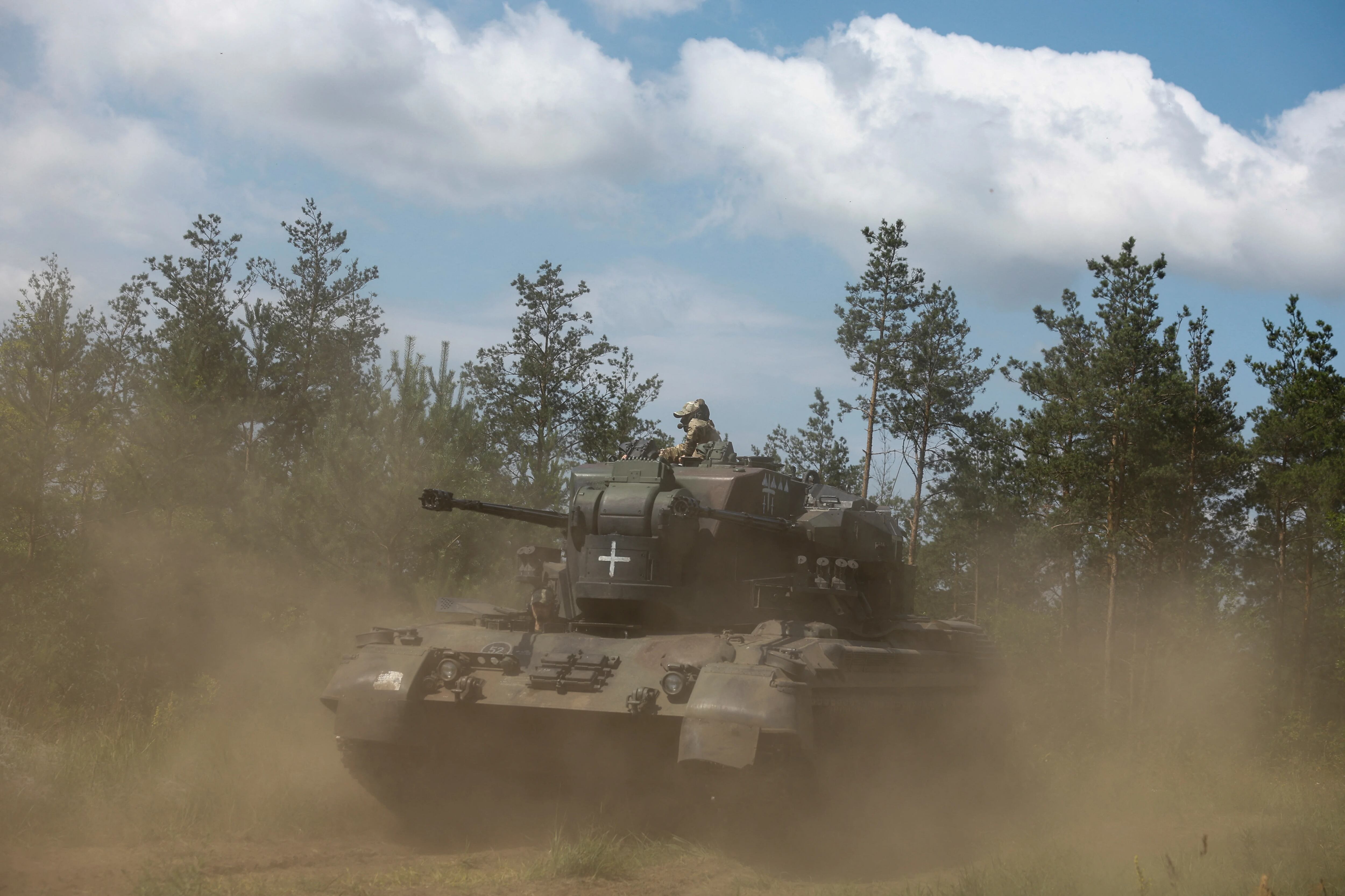 Las fuerzas ucranianas continúan su contraofensiva para recuperar territorio que está en manos de las tropas rusas (REUTERS/Valentyn Ogirenko)