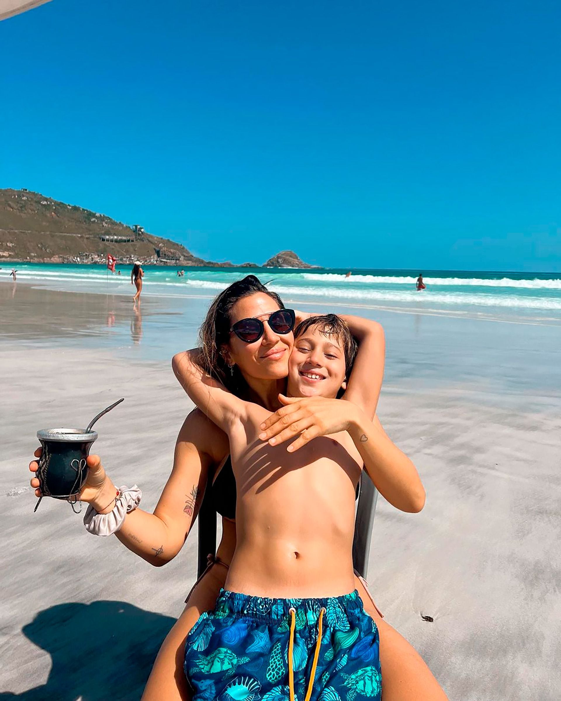 Así disfrutan Jimena Barón, Momo y su novio Matías Palleiro de las playas de Brasil