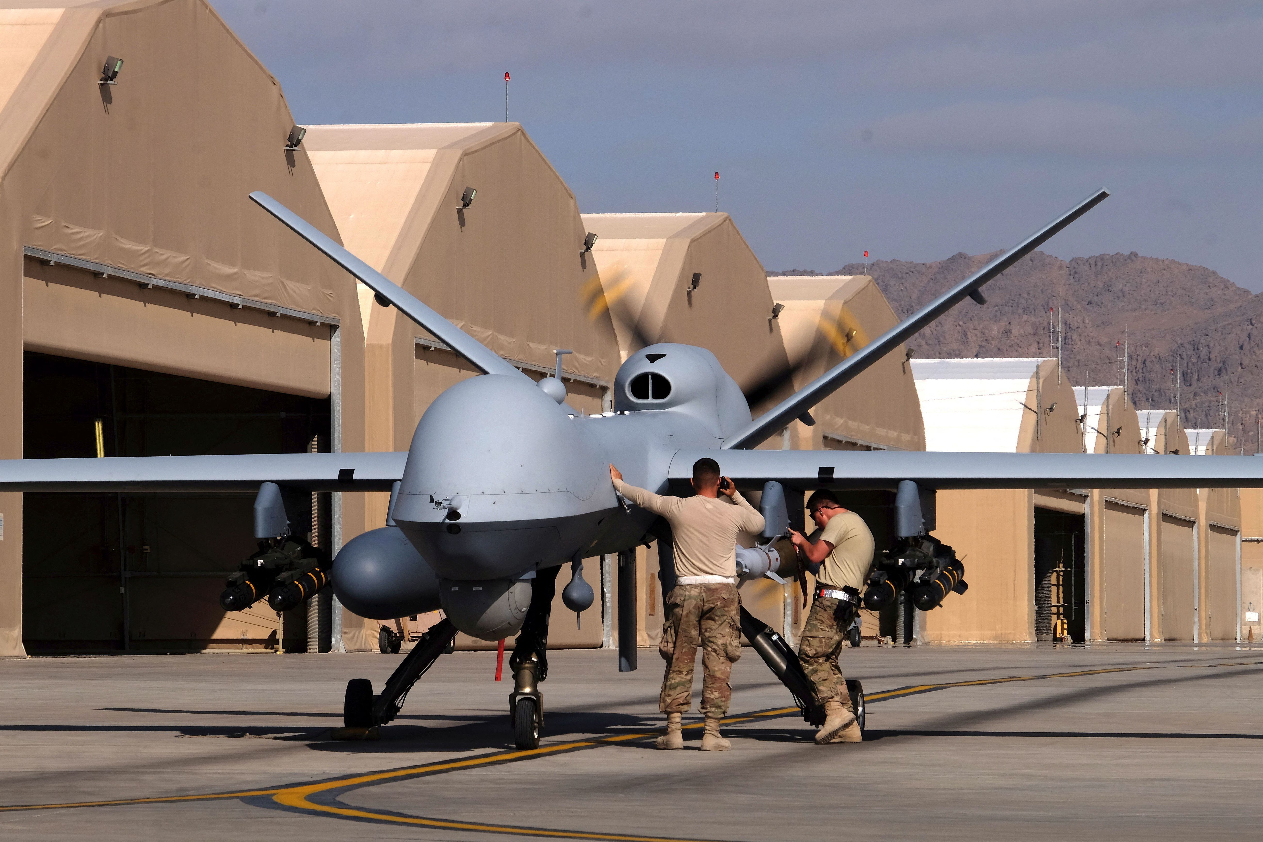 Aviadores estadounidenses preparan un avión no tripulado MQ-9 Reaper de la Fuerza Aérea de Estados Unidos  (REUTERS/Josh Smith)