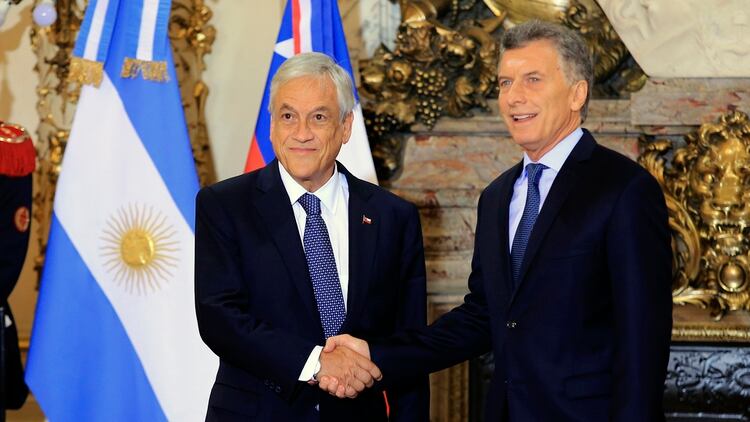 Los presidentes Sebastián Piñera y Mauricio Macri en el Salón Blanco de Casa de Gobierno (Foto de archivo)