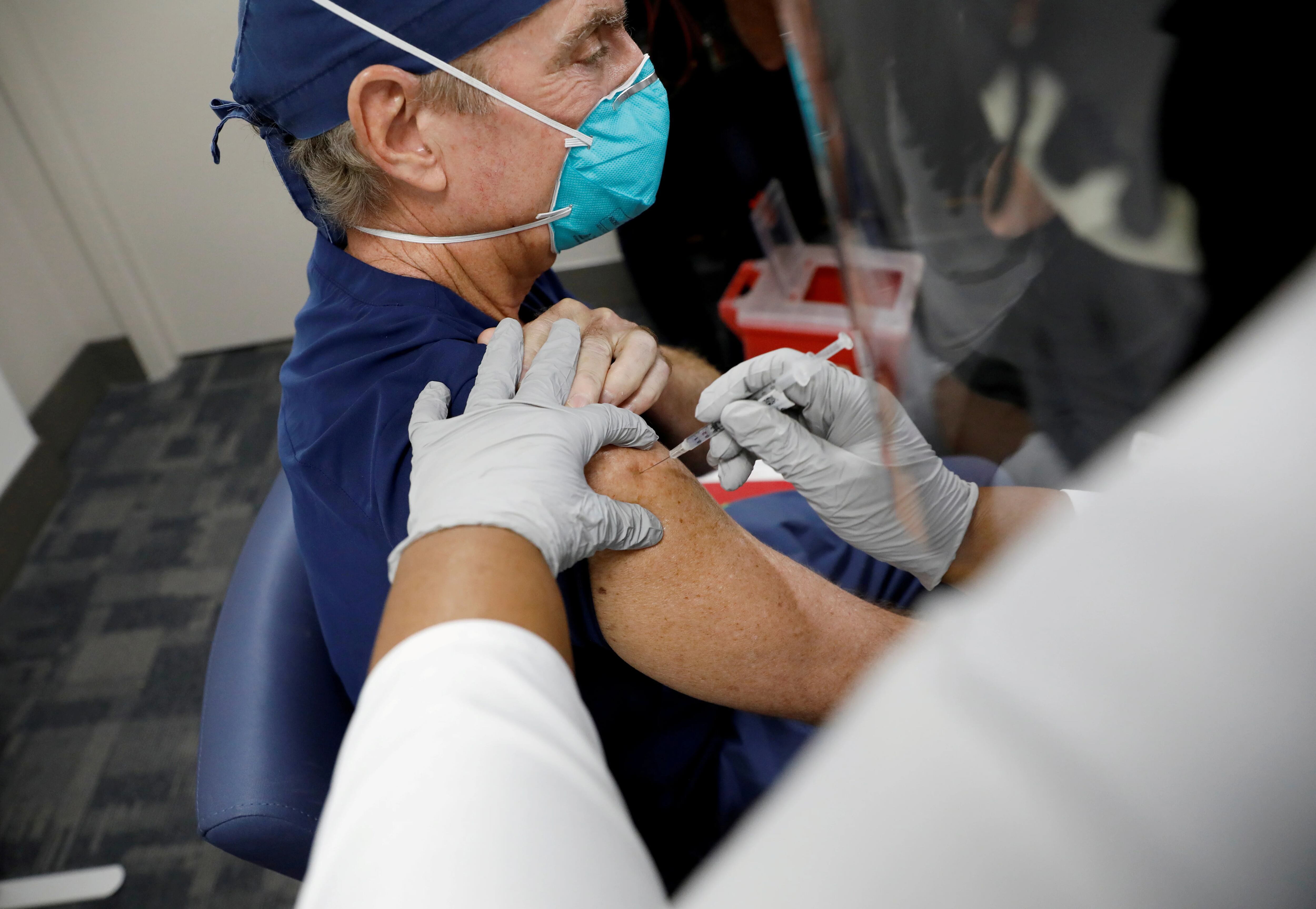 Un trabajador de la salud recibe la vacuna contra el COVID-19 en Miami. Foto: REUTERS/Marco Bello