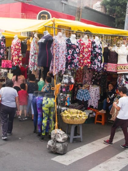 Todo lo que se esconde detrás la “ropa de paca”: un negocio deja hasta 500% de ganancia a los comerciantes - Infobae