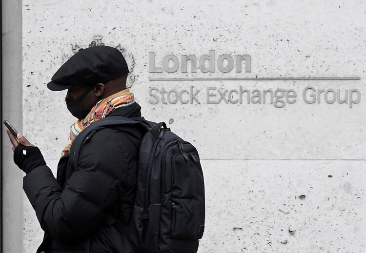 Un hombre con barbijo frente a la sede de la bolsa de Londres (REUTERS/Toby Melville)