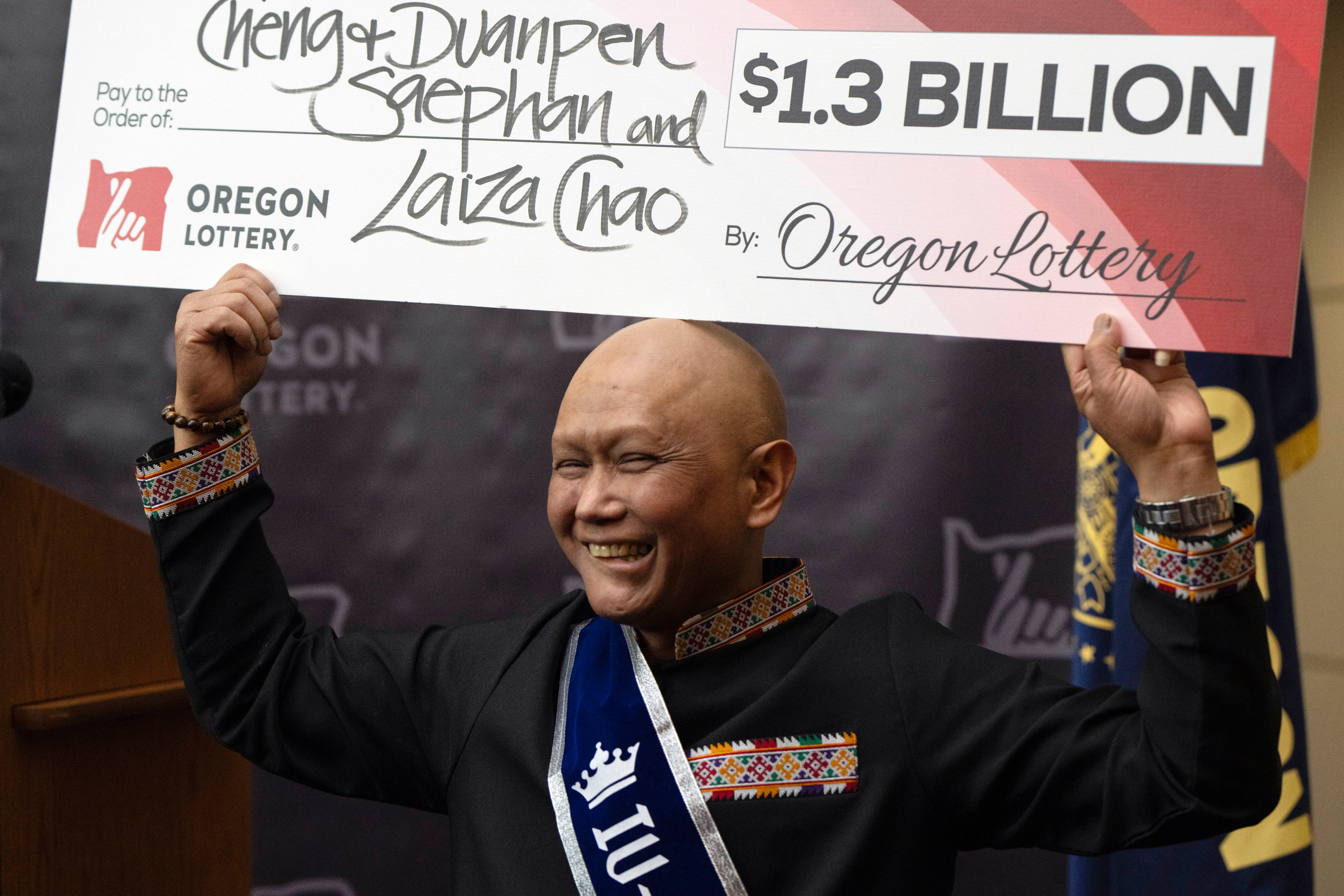 El ganador del pozo de USD 1.300 millones del Powerball es un inmigrante de Laos enfermo de cáncer