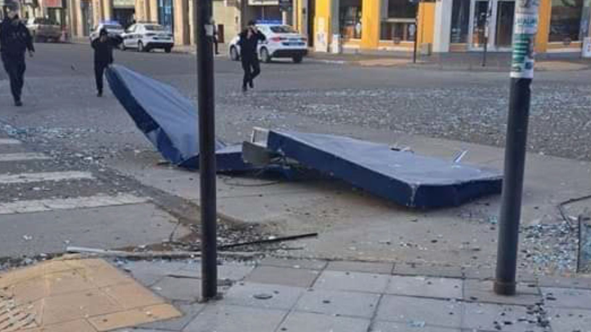 Carteles caídos, techos rotos y árboles quebrados como consecuencia del viento