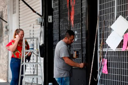 Más de 150 mil pequeños negocios mexicanos han cerrado de forma definitiva ante una caída de 30 % en el consumo privado por la crisis de la covid-19, reportó este jueves la Alianza Nacional de Pequeños Comerciantes (Anpec). (Foto: EFE/ Francisco Guasco)
