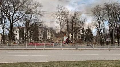 Imagen general del destruido teatro de la ciudad ucraniana de Mariúpol.