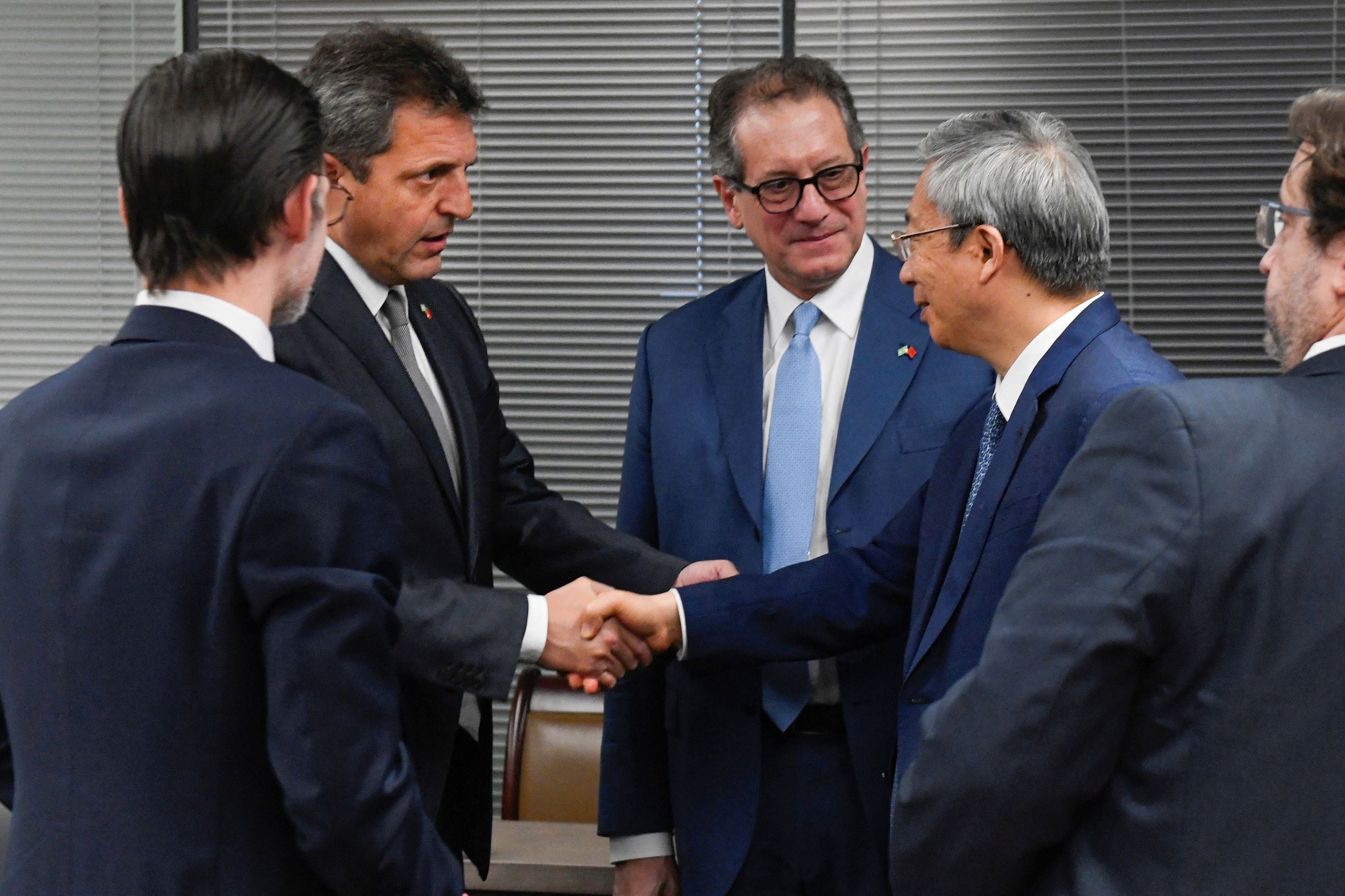 El ministro de Economía, Sergio Massa y el titular del Banco Central, Miguel Pesce, durante su última visita a China con autoridaes del Banco Popular de China.