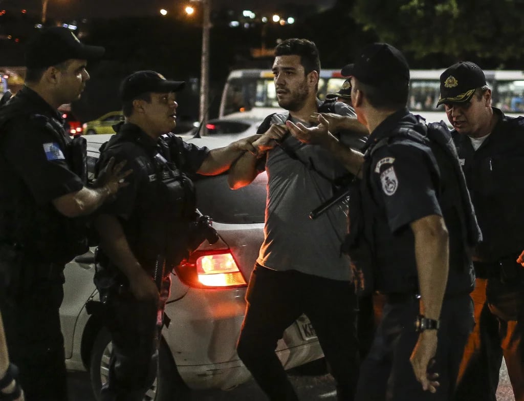 La policía detiene a un manifestante durante una protesta en el centro de Río de Janeiro (EFE)