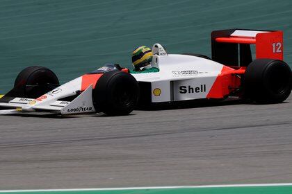 Bruno Senna con el auto que usó su tío para lograr el primero de sus tres campeonatos (REUTERS/Amanda Perobelli).