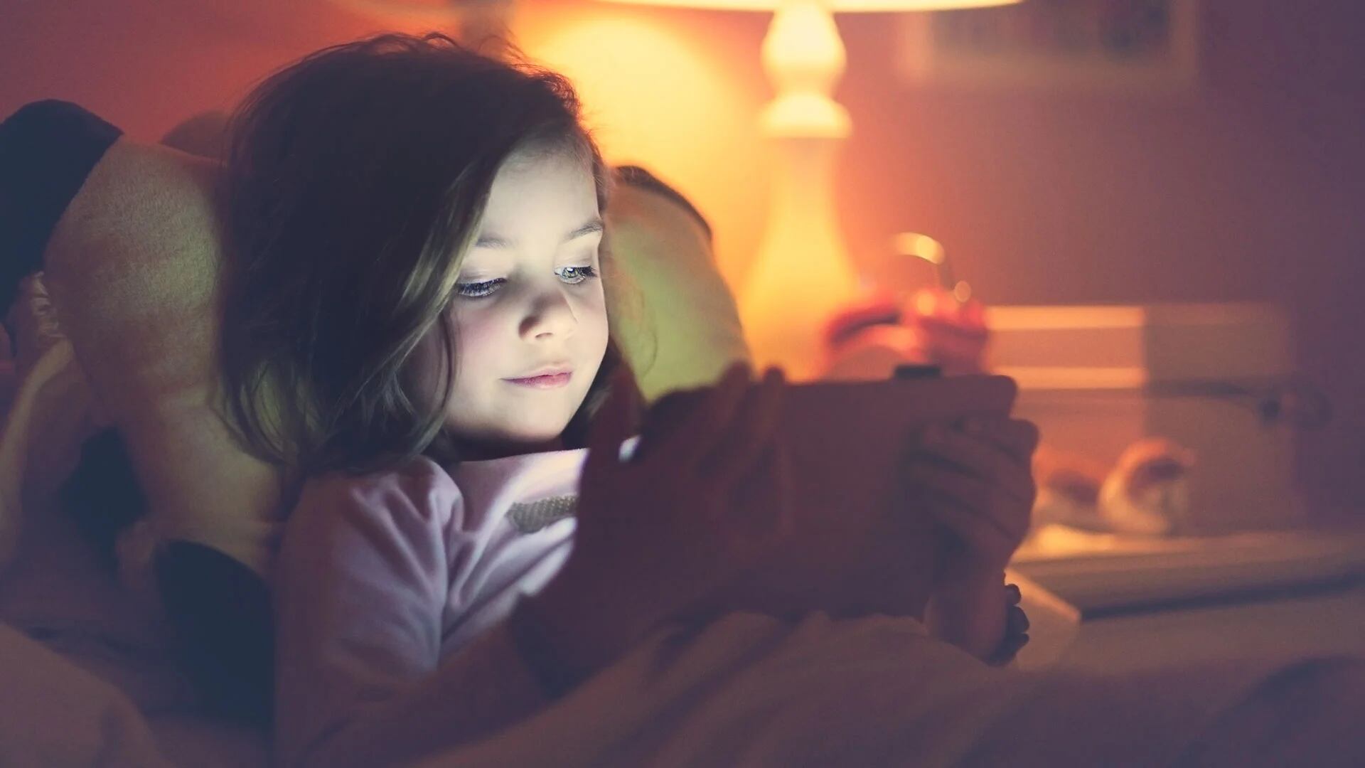 La exposición excesiva a dispositivos digitales puede contribuir a problemas de sueño en la infancia