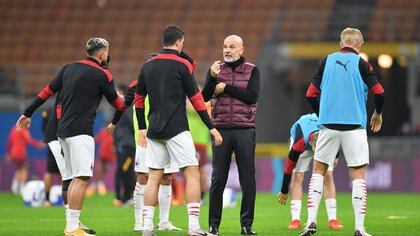 Stefano Pioli tiene la costumbre de dialogar con sus jugadores durante los calentamientos (REUTERS)