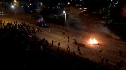 Manifestantes protestan contra la pobreza y la violencia de la policía, en Bogotá, el martes. Imagen tomada de un video subido a redes sociales. Iván Manuel Arango Paez /vía REUTERS