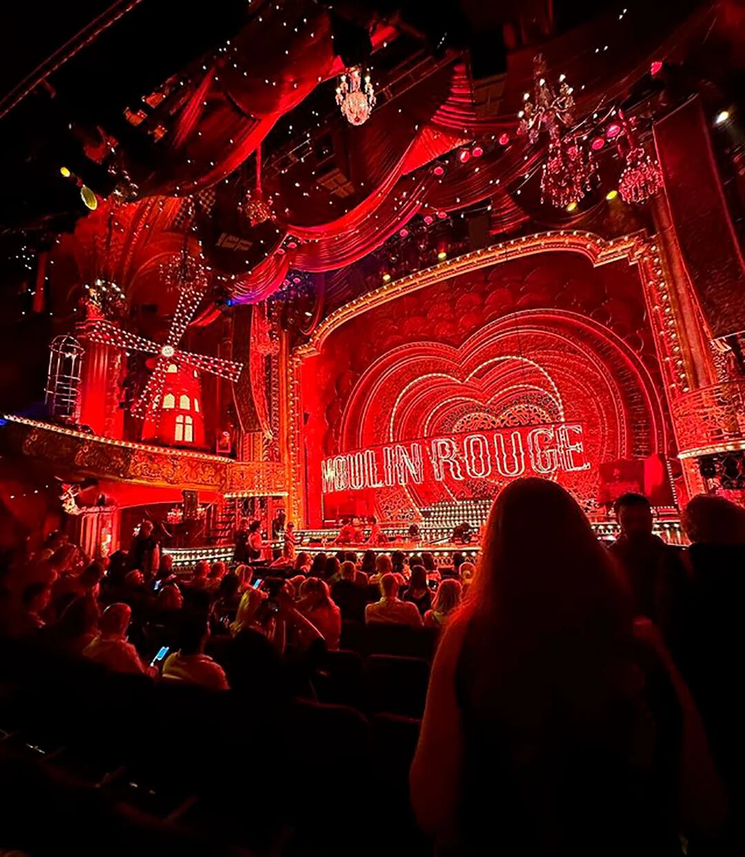 Oriana Sabatini y Paulo Dybala disfrutaron de Moulin Rouge en Brodway (Instagram)
