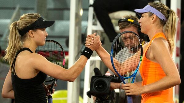 La tenista canadiense Eugenie Bouchard saluda a la rusa Maria Sharapova (Reuters)