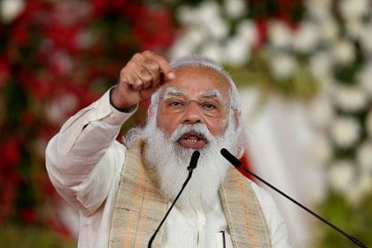 El primer ministro de la India, Narendra Modi, se dirige a un grupo de seguidores antes de dar la bandera de la "Marcha Dandi", o Marcha de la Sal, para celebrar el 75º aniversario de la Independencia de la India, el 12 de marzo de 2021 (REUTERS/Amit Dave/File Photo)