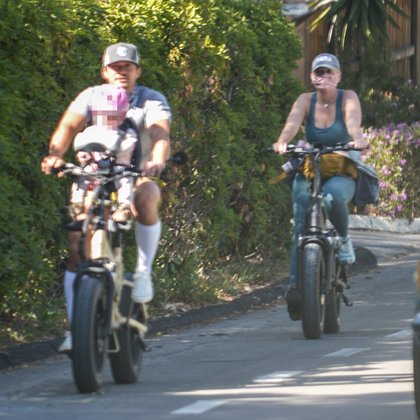 Paseo en familia. Katy Perry y Orlando Bloom anduvieron en bicicleta por las calles de Montecito, en Santa Bárbara, y llevaron a su pequeña Daisy que fue abordo del rodado del actor, y llevó un casco protector