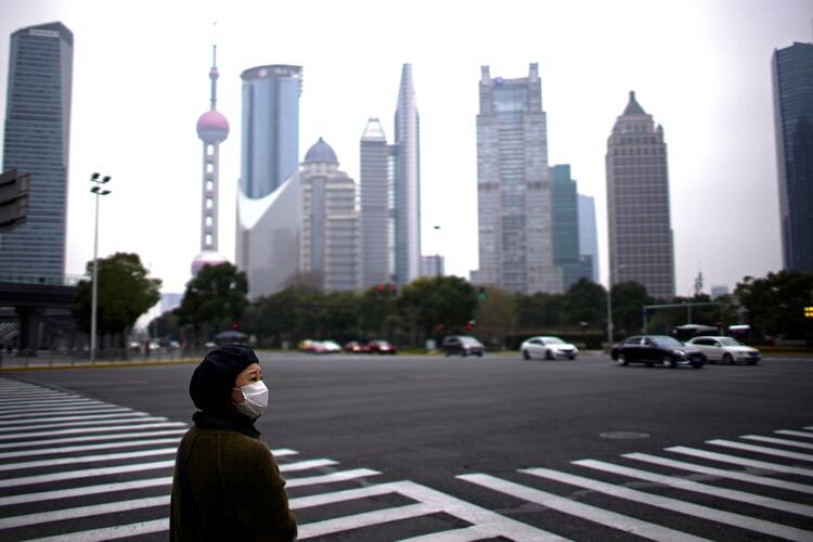 Una mujer camina por las calles de Shanghai, China (REUTERS/Aly Song)