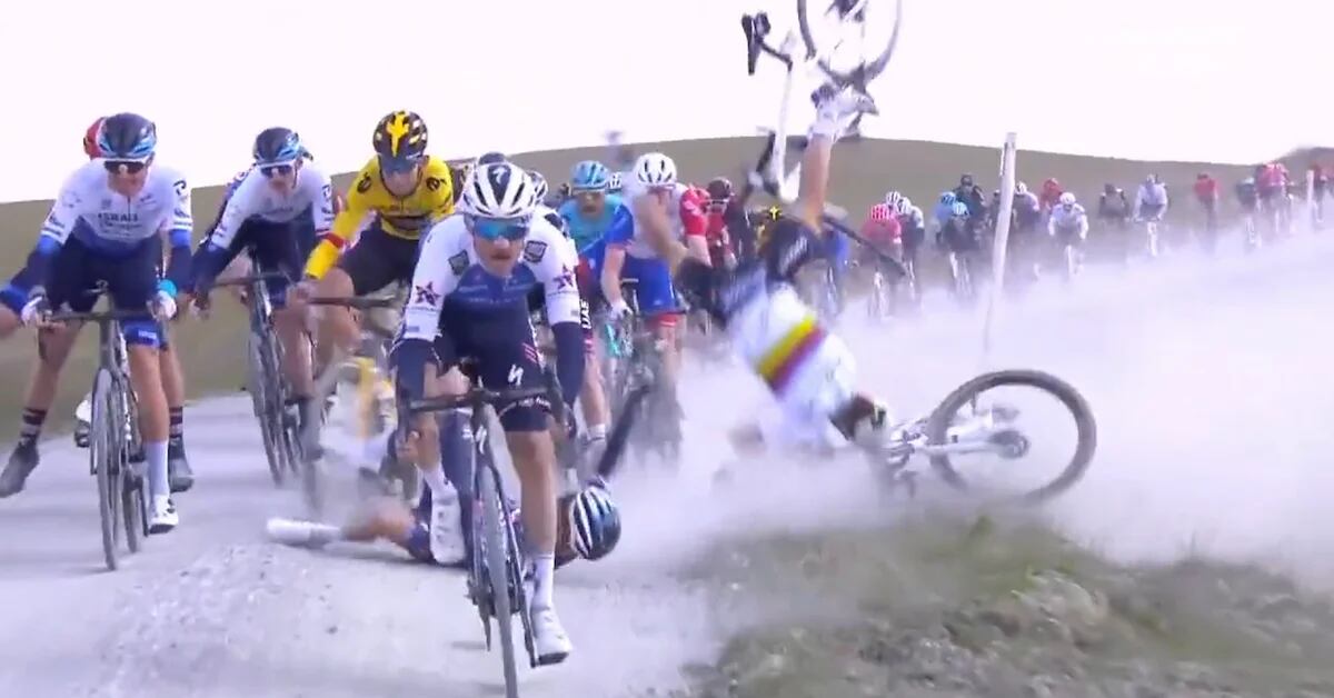 Ce fut un accident choquant impliquant plus de 20 cyclistes dans la course Strade-Bianche