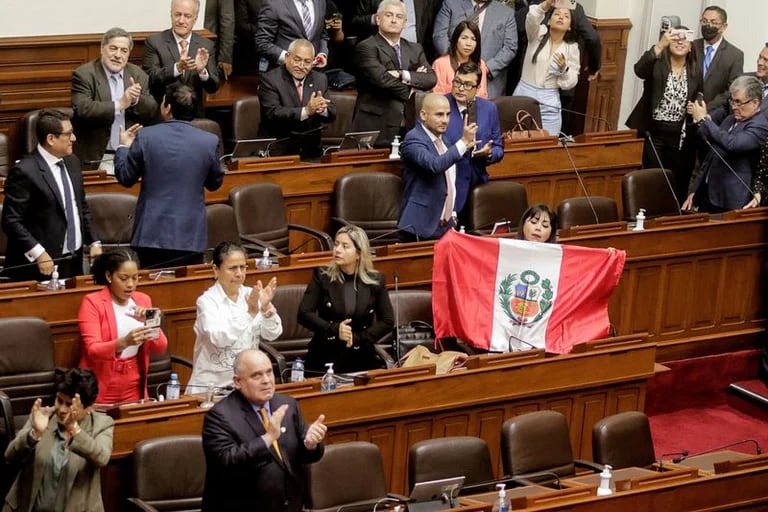  Una legisladora peruana muestra una bandera del país después de que el Congreso aprobó la destitución del presidente Pe 