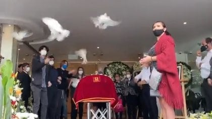 Esta mañana, en una funeraria de Guadalajara, se soltaron palomas blancas para despedirse de Xavier Ortiz (Captura de pantalla Twitter: @Mariana_Zepeda)