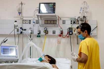 Un enfermero trabaja en la Unidad de Terapia Intensiva del Hospital de Agudos de Ezeiza, en la Provincia de Buenos Aires