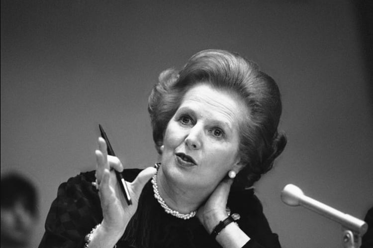 En la reuniÃ³n del Gabinete de Guerra del mediodÃ­a del viernes 16 de abril, presidida por Margaret Thatcher, se discutiÃ³ la filtraciÃ³n a la prensa sobre el reacondicionamiento de los aviones Vulcan y su capacidad para llegar a blancos sobre territorio continental argentino