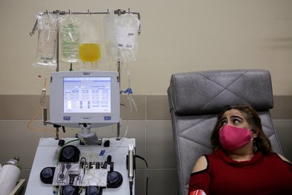 Sandra Rodrigo, una paciente que padeció COVID-19 dona plasma en un hospital de La Paz, Bolivia - REUTERS/David Mercado