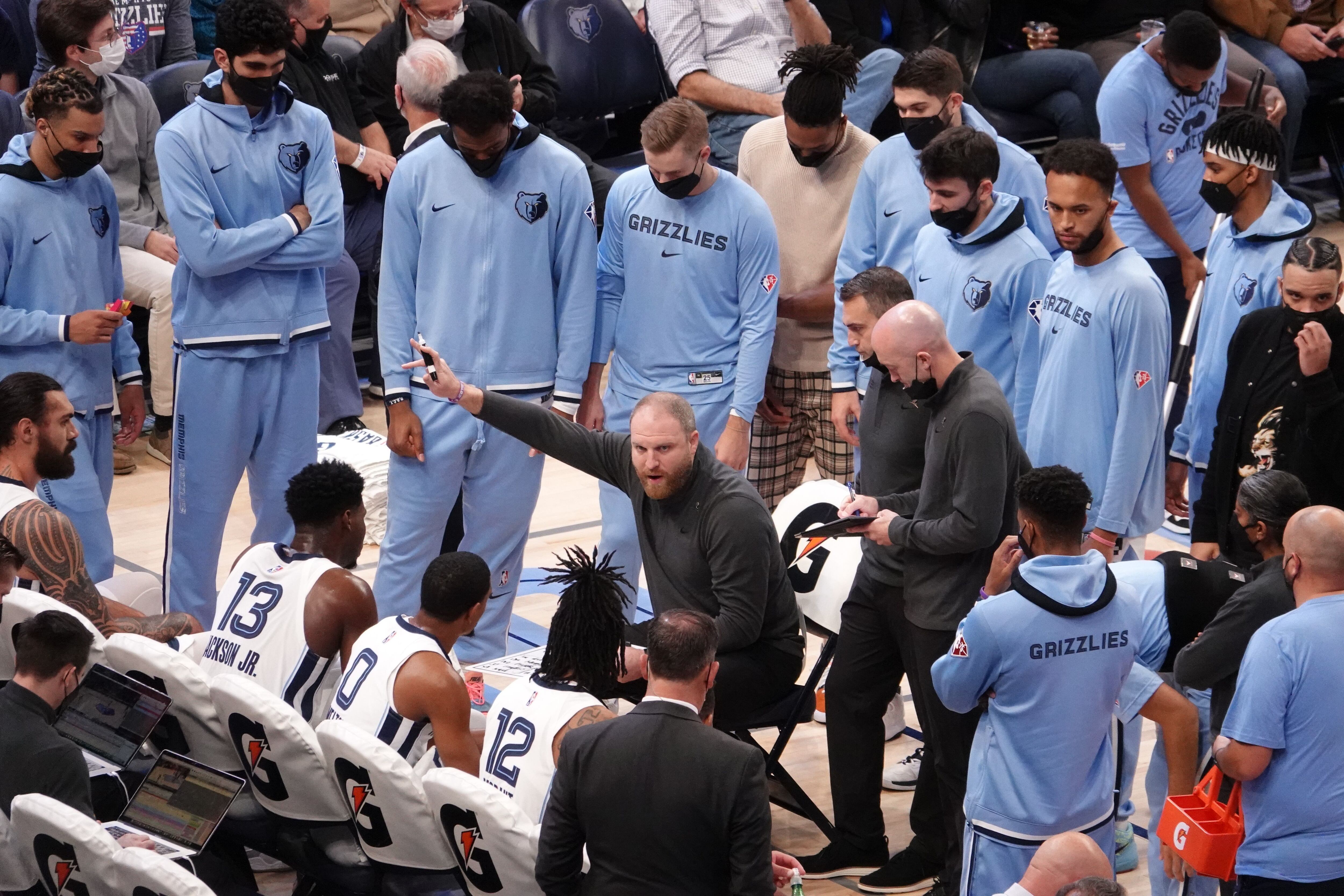 Imagen de archivo del entrenador de Grizzlies Taylor Jenkins (c) da instrucciones en un juego de la NBA. EFE/Karen Pulfer Focht