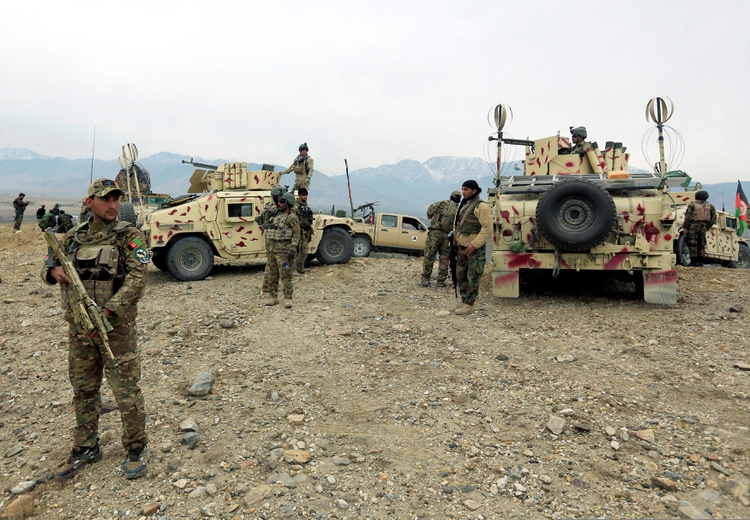 El Ejército Nacional Afgano (ANA) se prepara para una operación contra los insurgentes en el distrito de Khogyani de la provincia de Nangarhar, el 28 de noviembre de 2017 (REUTERS/Parwiz/File Photo)