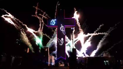 Rinden homenaje a médicos y enfermeras en Tultepec con espectáculo láser y de fuegos artificiales (Foto: Facebook Feria Internacional de la Pirotecnia Tultepec Fans)