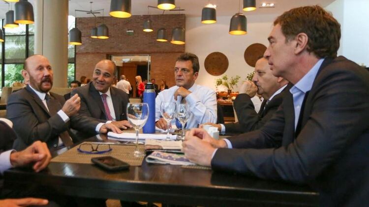 La previa al Consejo Federal de Tucumán. Los gobernadores Gildo Insfrán, Juan Manzur, Ricardo Quintela y Gerardo Zamora junto al diputado Sergio Massa y el vicejefe de gobierno porteño, Diego Santilli. 