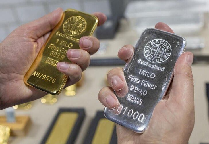 El CEO de Argor-Heraeus, Robin  Kolvenbach, sostiene barras de 1 kilo de oro y de plata en una planta de Argor-Heraeus en Mendrisio, Suiza. Julio 13, 2022. REUTERS/Denis Balibouse