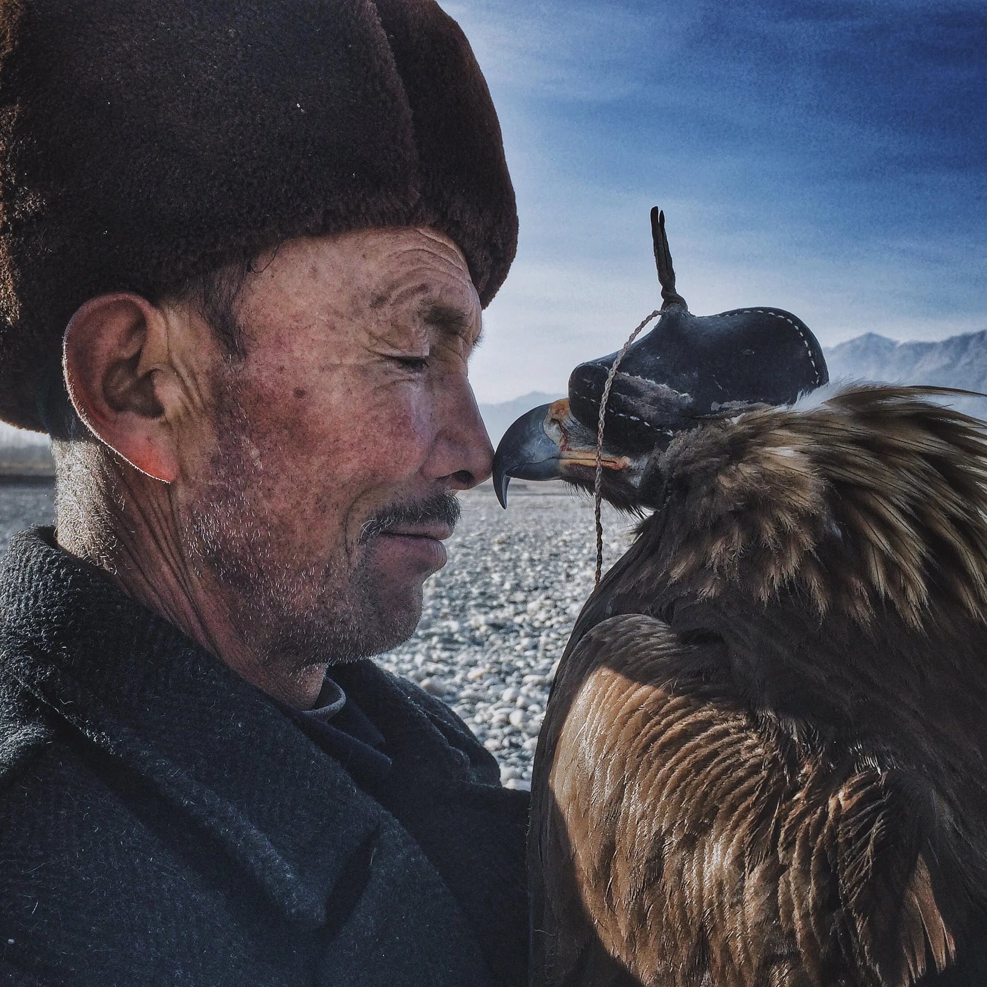 El ganador del gran premio y fotógrafo del año fue Siyuan Liu de China, con su foto de un hombre con un águila (Siyuan Niu)