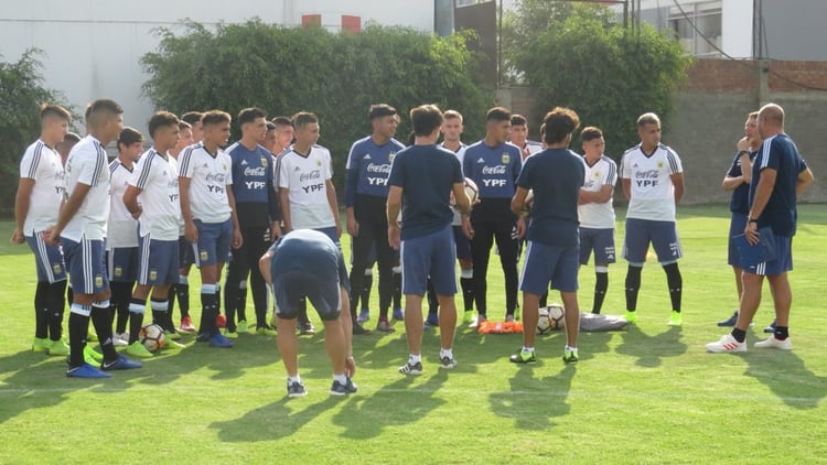 El seleccionado Sub 17 creció gracias al trabajo en los entrenamientos y al respeto de los futbolistas por su equipo y el rival (Foto: @Argentina)