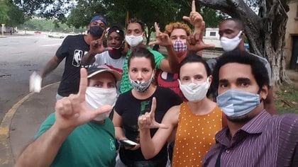 El grupo de activistas que se manifestó pacíficamente frente a la estación policial en La Habana el viernes (Facebook)