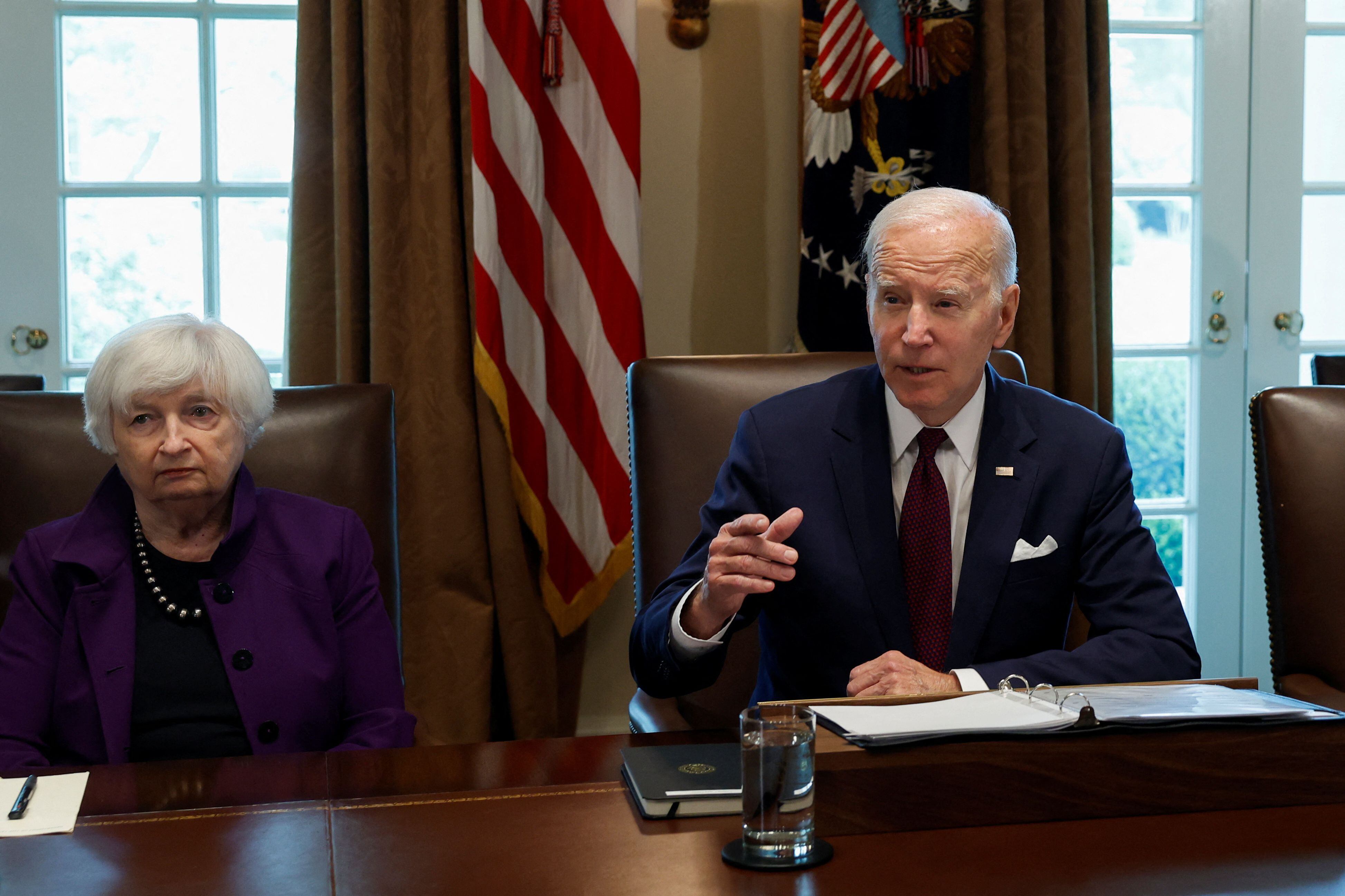 Joe Biden junto a la secretaria del Tesoro, Janet Yellen durante una reunión del gabinete en la Casa Blanca. (REUTERS/Evelyn Hockstein)