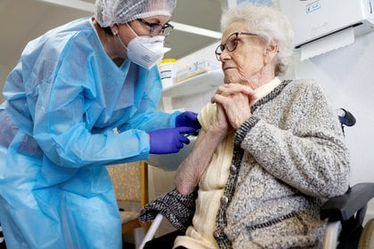 Elfriede Seefeld, de 96 años fue la primera alemana en vacunarse