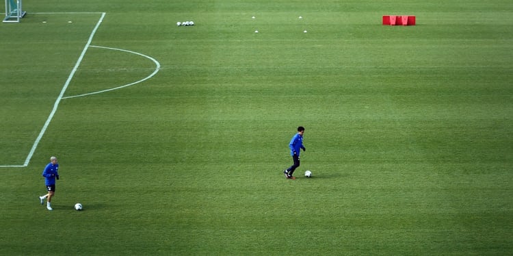 El Schalke entrenó con algunas medidas estrictas para mantener distancia 