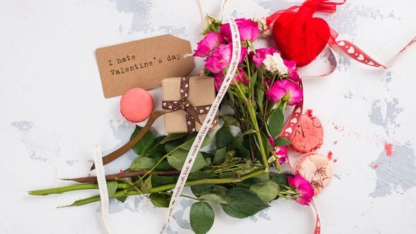 Los regalos, flores, salidas y sorpresas románticas pasan a un segundo plano para solteros que celebran el ‘anti’ San Valentín (Getty Images)