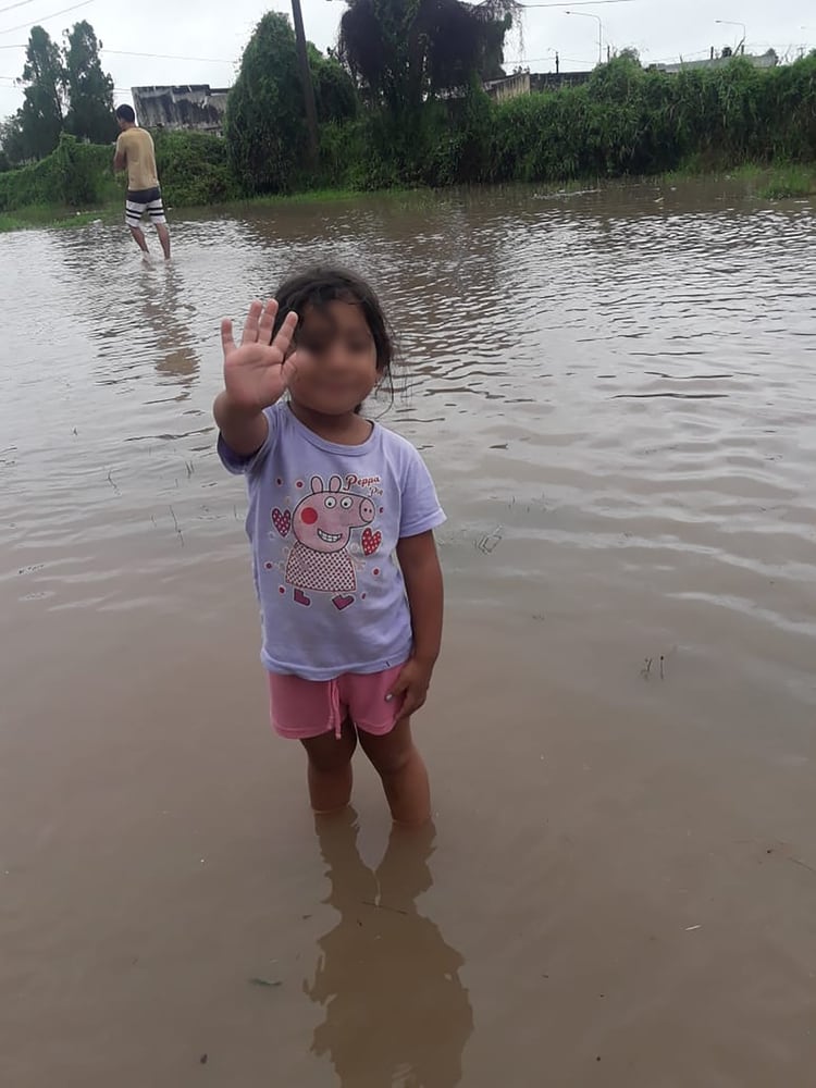 Brisa es la hija de Maira Benítez asesinada en Chaco. Va a entrar a la primaria pero no tienen la asignación económica porque la sentencia del asesinato de su mamá dice 