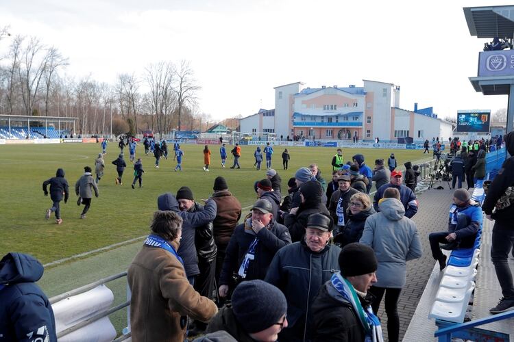 El City Stadium con los hinchas que presenciaron el partido del Slavia ante Slutsk. Foto: REUTERS/Vasily Fedosenko