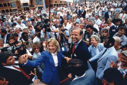 Antes de este intento de llegar a la Casa Blanca, Biden manifestó el deseo en 1984, 1988 —en la foto, durante un acto con su esposa, Jill— y 2008. (GBM Historical Images/Shutterstock)