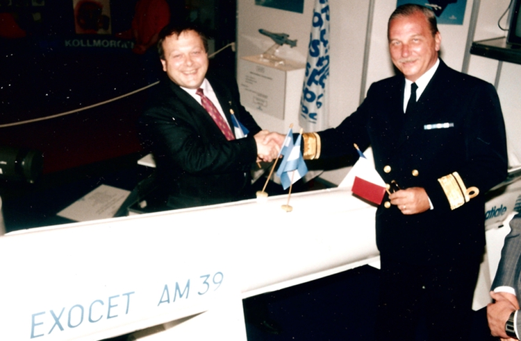 El representante de la empresa AÃ©rospatiale y Julio PÃ©rez, formalizando la donaciÃ³n de una maqueta del misil Exocet AM-39, para el Museo Naval de Tigre.