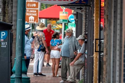 Transeúntes caminan en South Beach (EFE/EPA/CRISTOBAL HERRERA-ULASHKEVICH/Archivo)