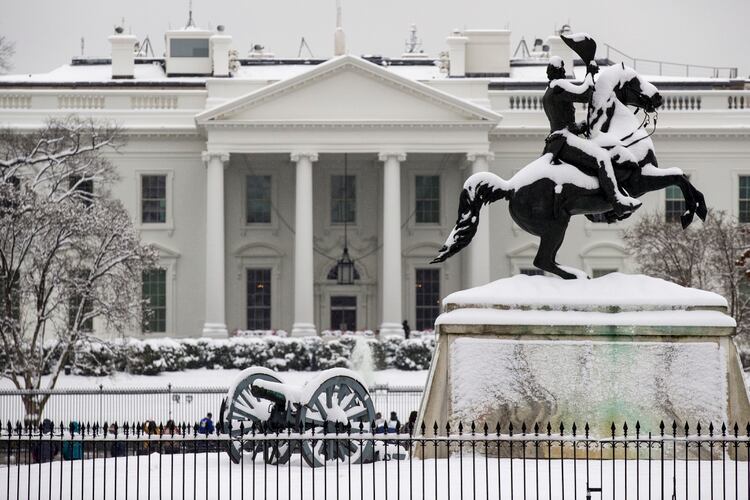La estatua de Andrew Jackson en Plaza Lafayette frente a la Casa Blanca durante una nevada en Washington, el domingo 13 de enero de 2019. (AP Foto/Alex Brandon)